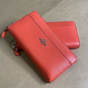 Coach wallet (1 per)
